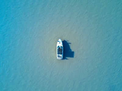 白天白海中的白船